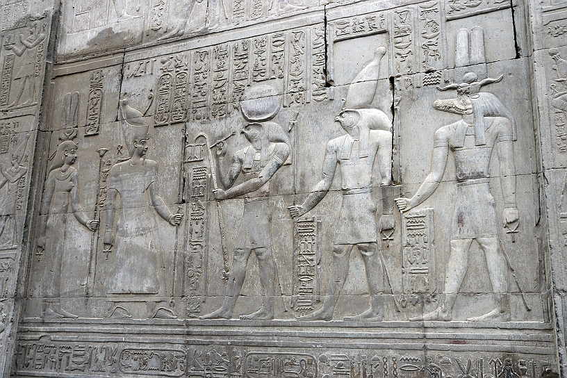 51 MAK_6367.jpg - Partendo da destra verso sinistra: Sobek, con la testa di coccodrillo, Horus con la testa di falco, Khonsu che talvolta compare con testa di falco, ma sormontata dalla luna, il Faraone infine Hathor la figura femminile.